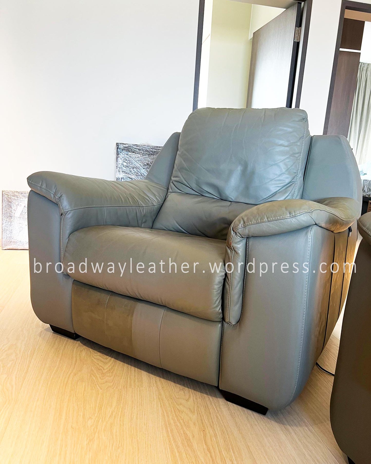 feet panel of leather sofa recliner half polished to compare the effects of before and after
