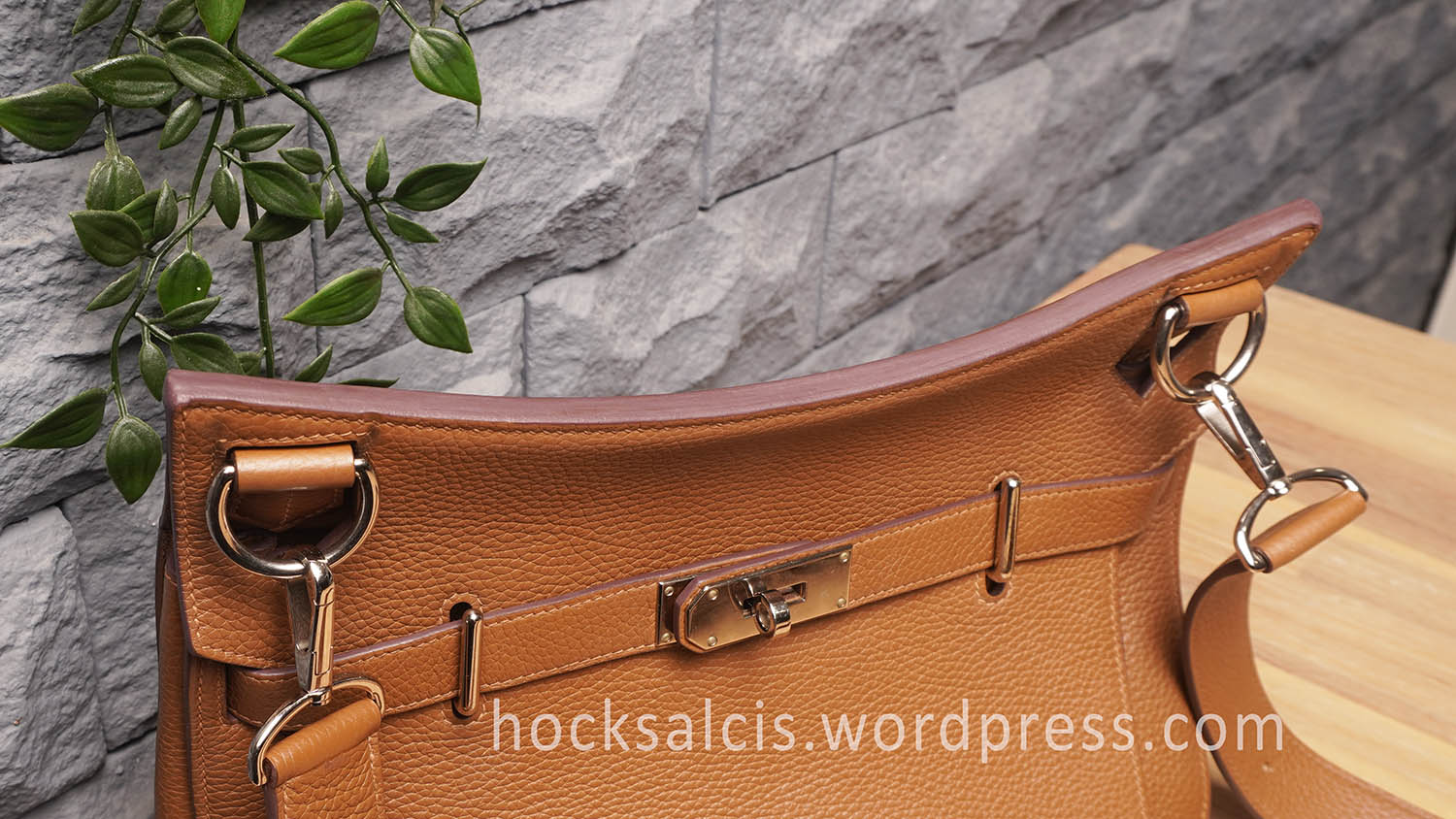 Edge paint of a preloved Hermes bag was repaired.